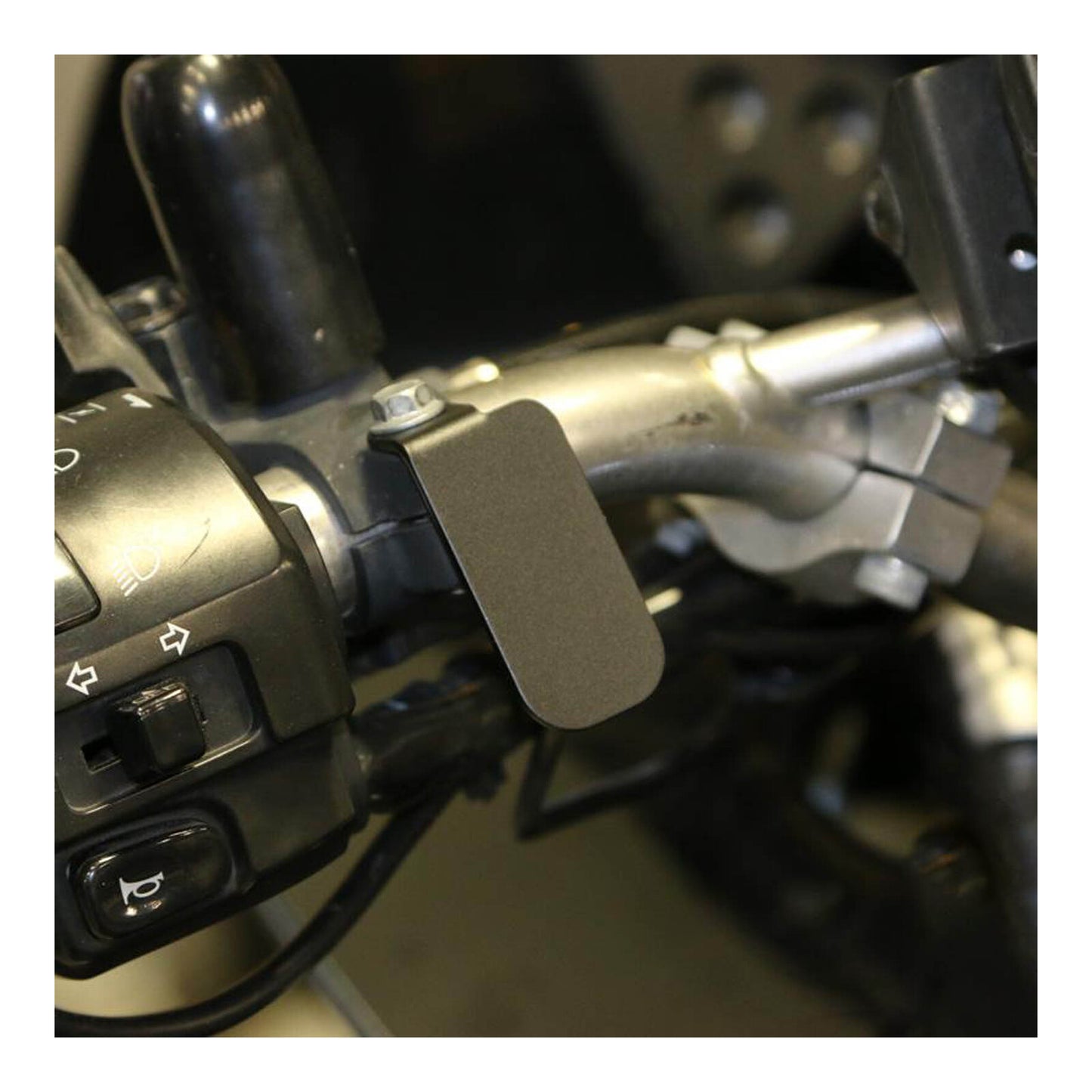 DENALI SINGLE SWITCH MOUNT (FOR VERTICAL PERCH BOLTS) (REV01